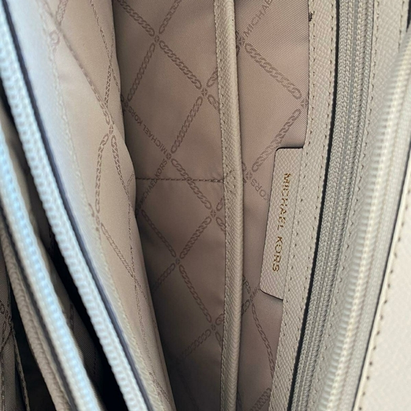 MK. Micheal Kors Voyager LOGO tote bag. - Picture 7 of 8